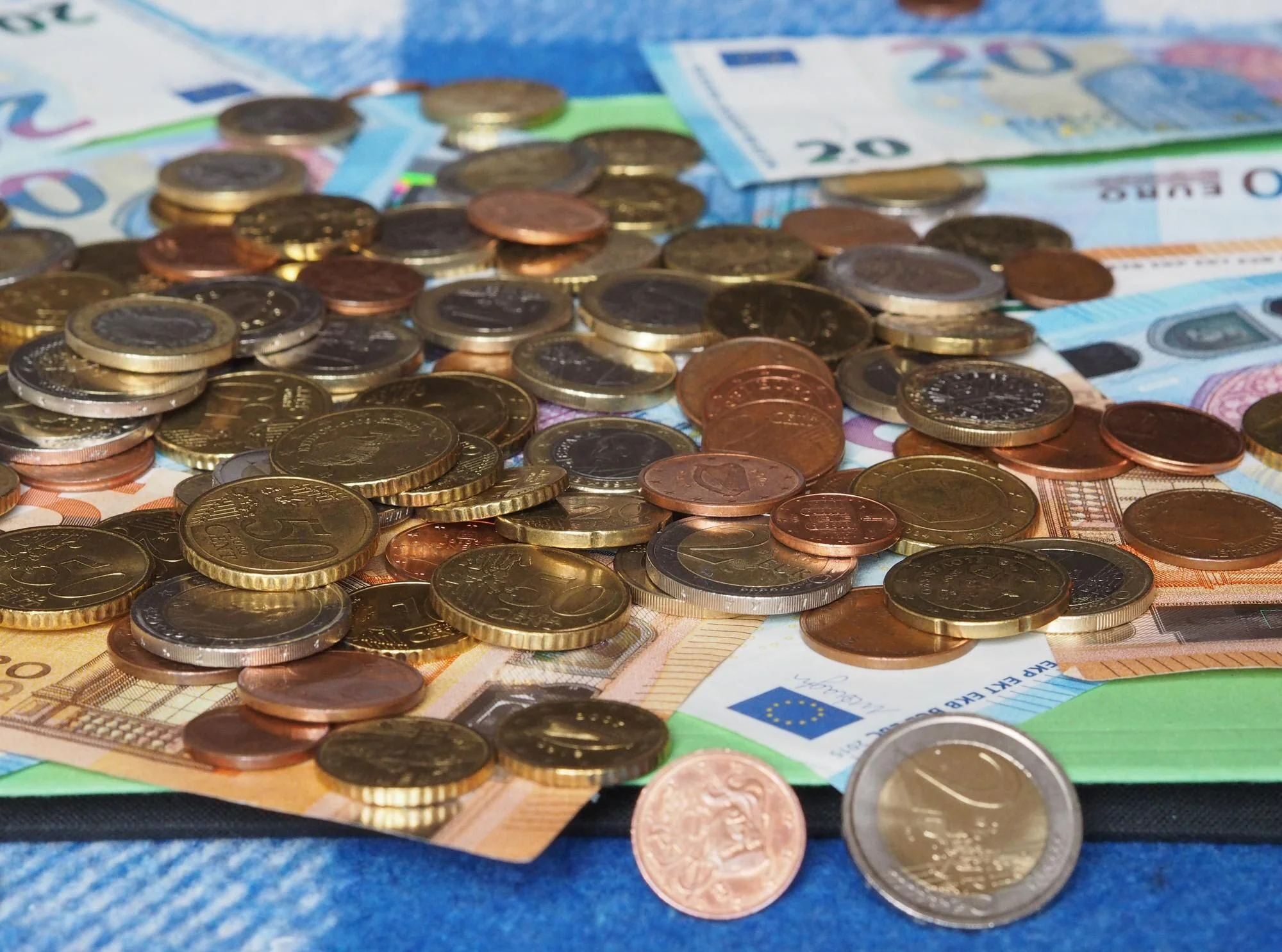 Eurosedlar och euromynt som illustration till ECB:s räntebeslut
