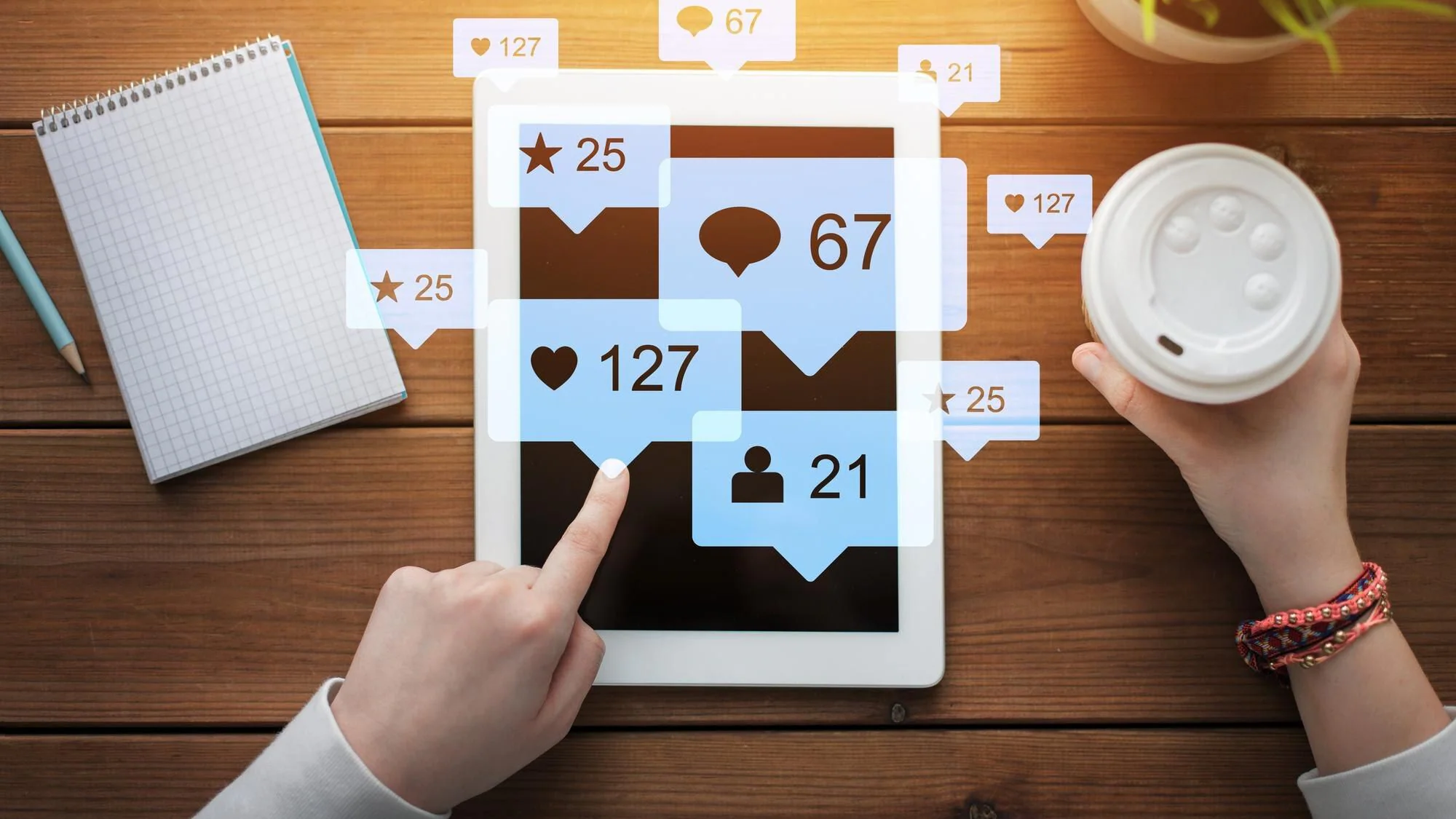 Händer arbetar med surfplatta och digitala sociala medier inför en innehållsplan