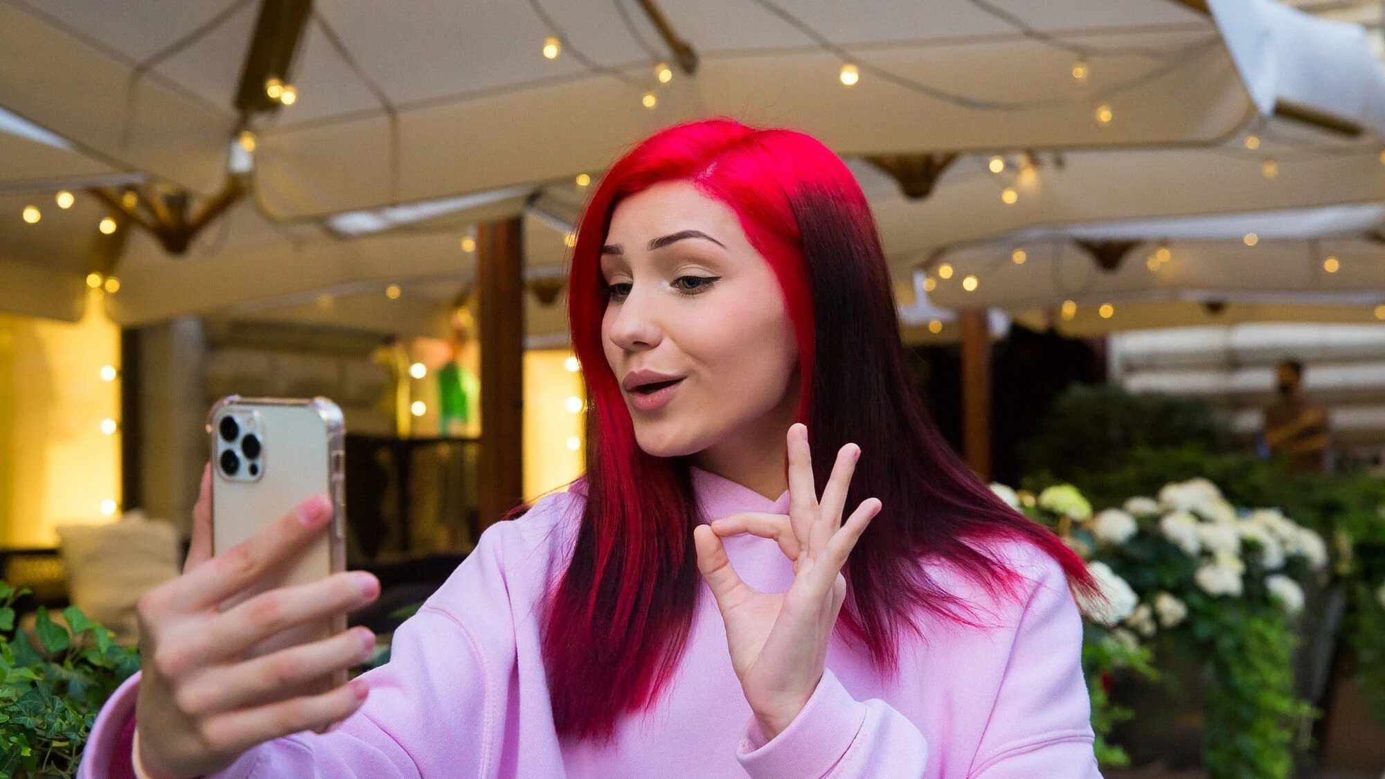 Innehållsskapare använder smartphone för video och sociala medier