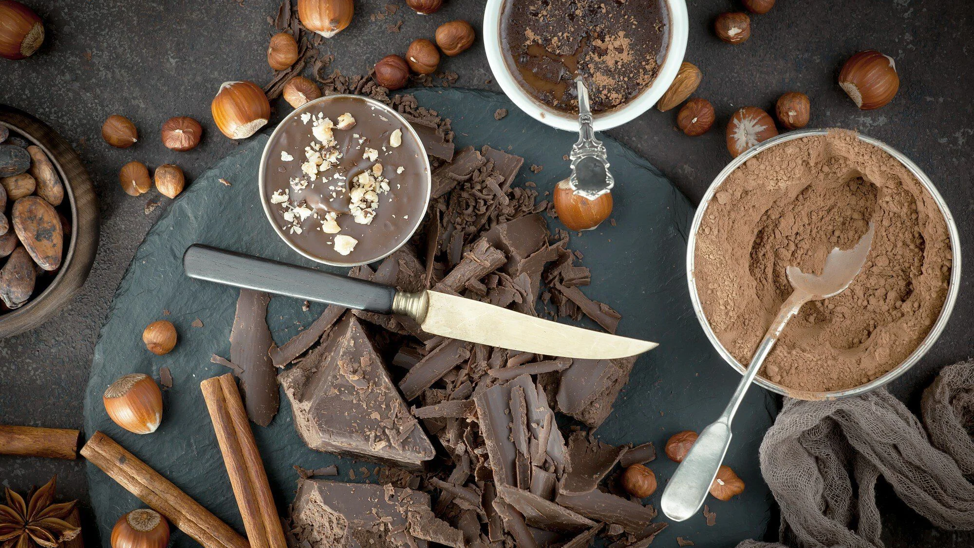 Mörk choklad med kakaobönor och nötter inför en chokladprovning hemma