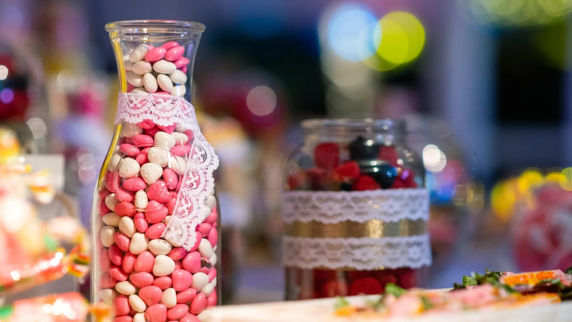 Godis i glasburk som inspiration till en enkel snackstation på företagsevent