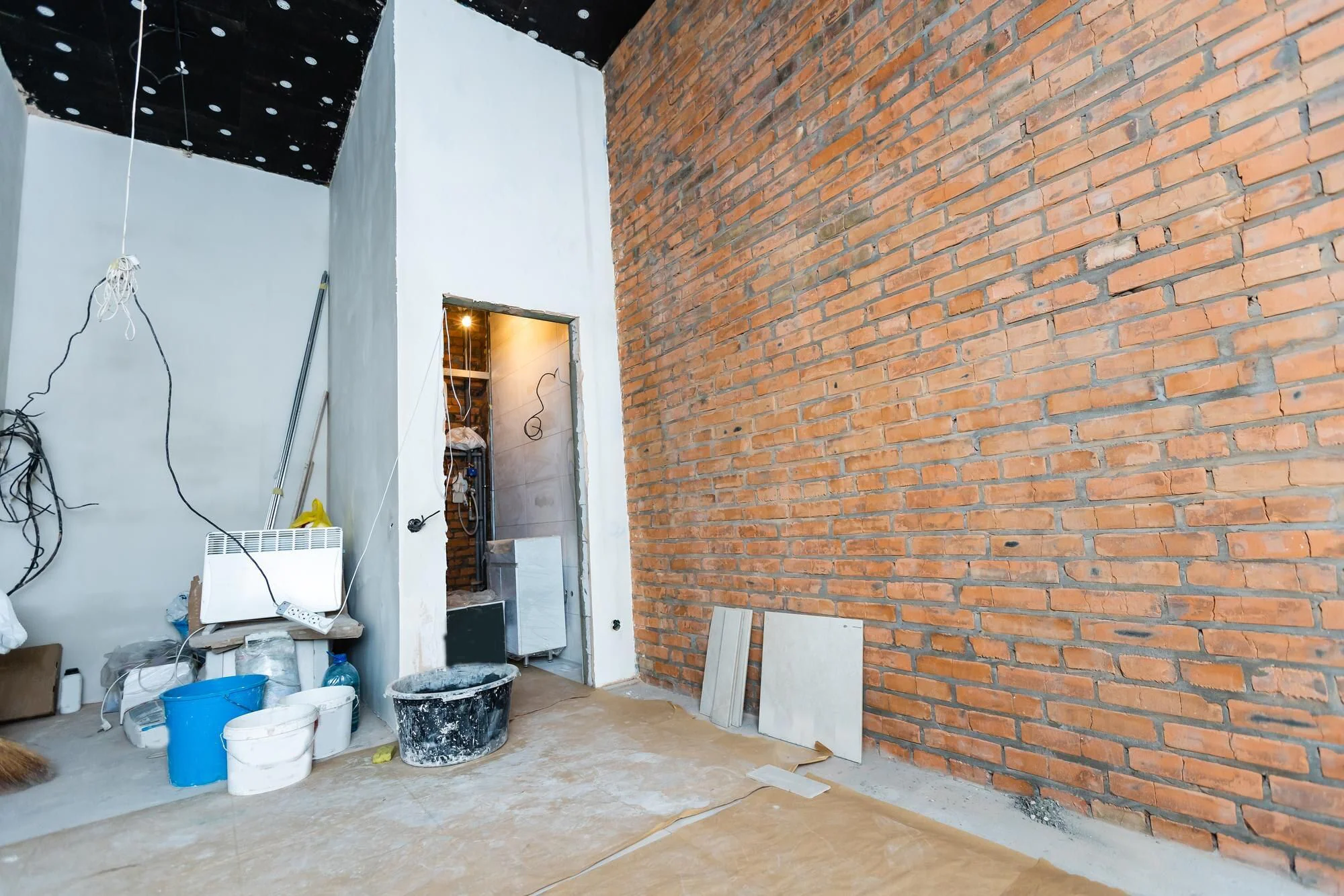 Rum under omfattande hemrenovering med bygg- och målarutrustning