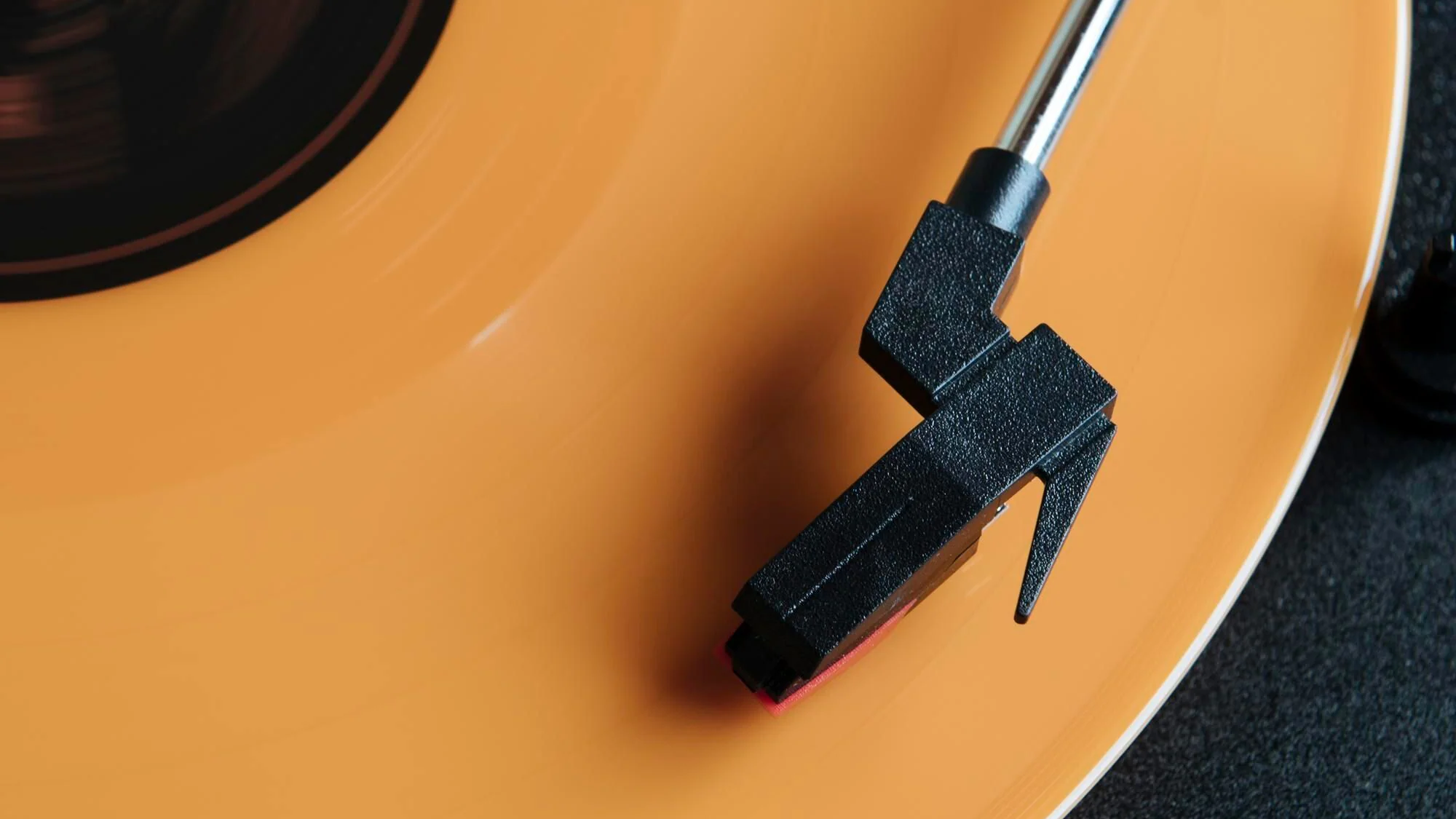 Närbild av pickup och nål på en skivspelare med vinylskiva