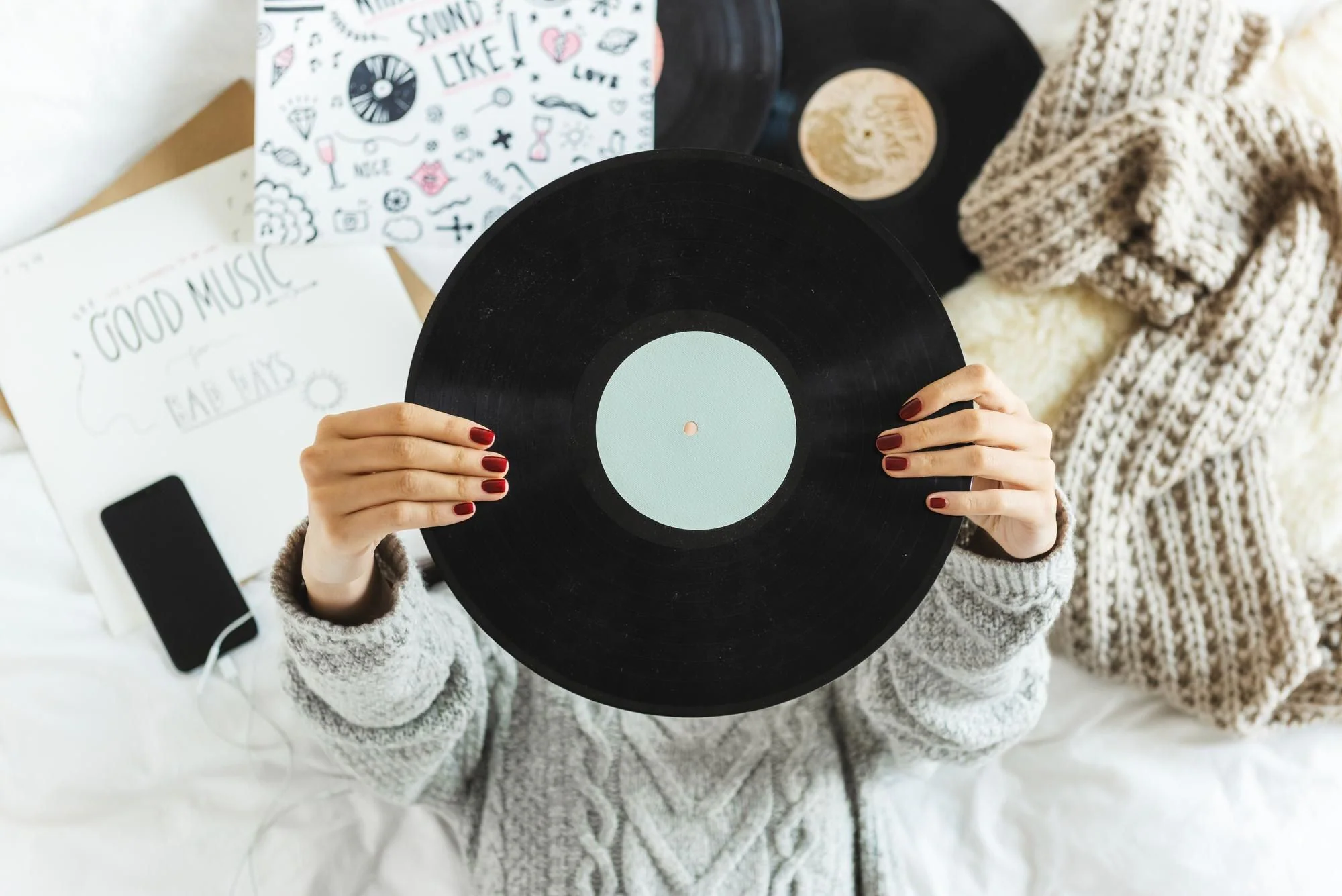 Person håller en vinylskiva som presentidé för en musikälskare