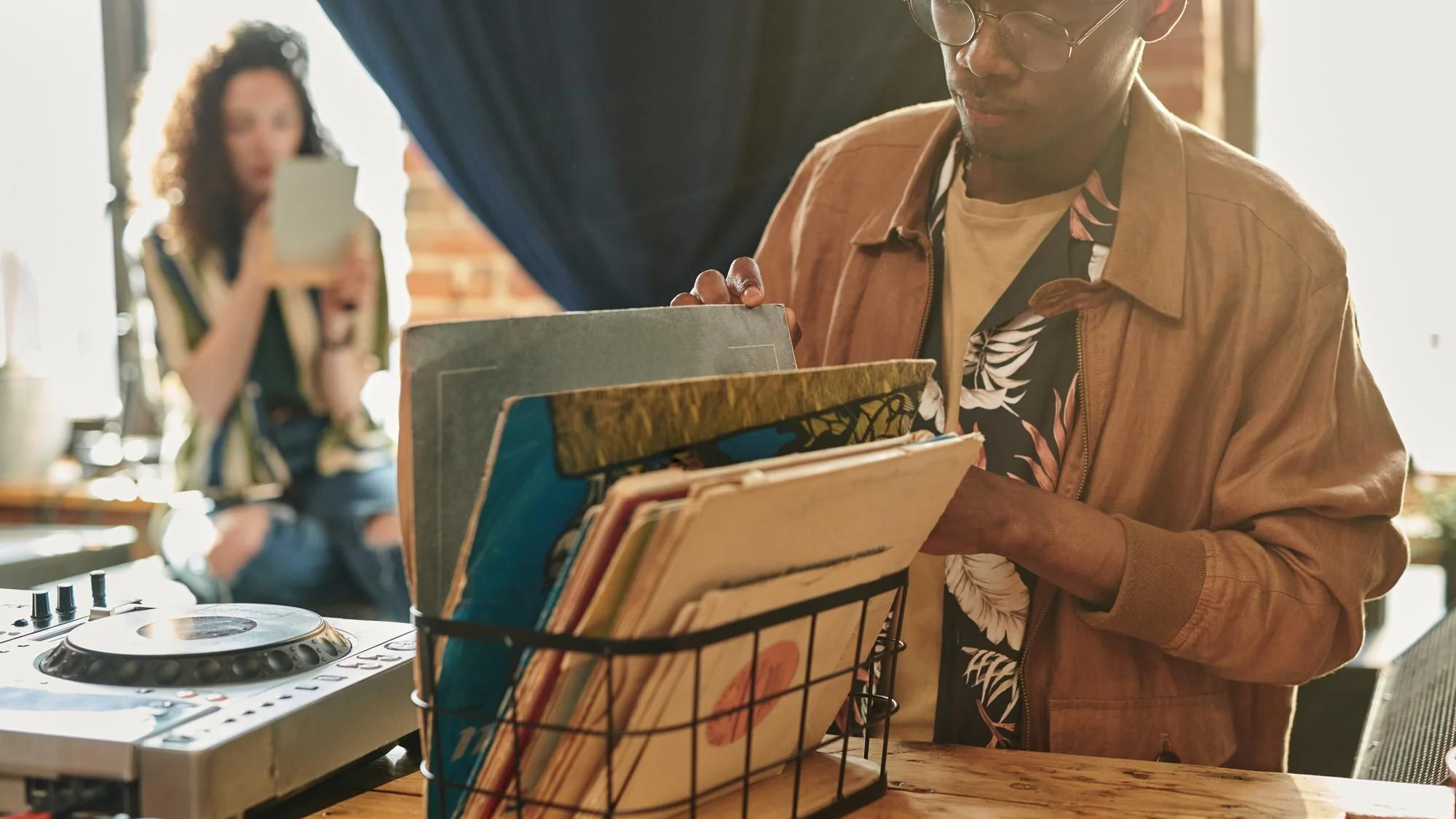 Person bläddrar bland vinylskivor för att bygga en samling med genomtänkta köp
