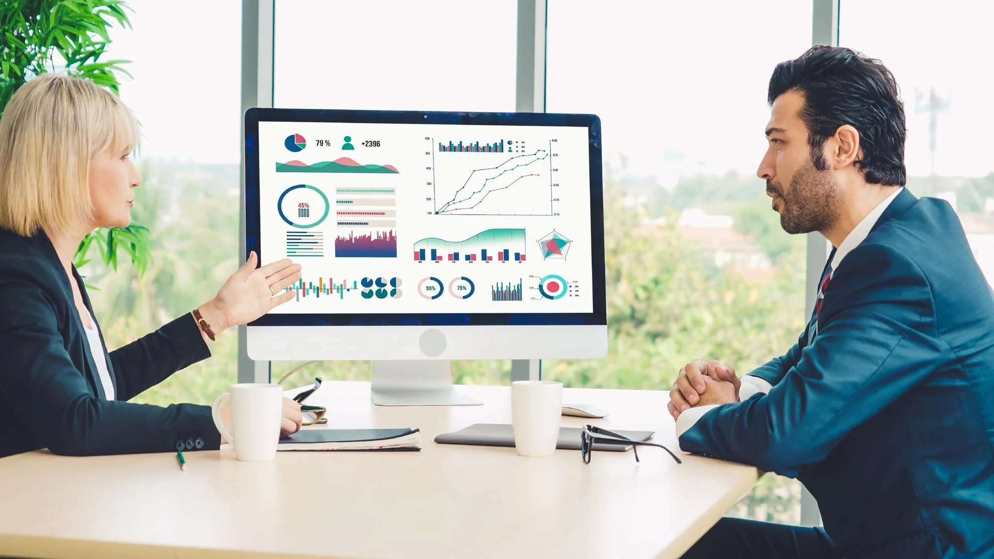 Analysdashboard på dator som används för att mäta konverteringar och leads från en webbplats